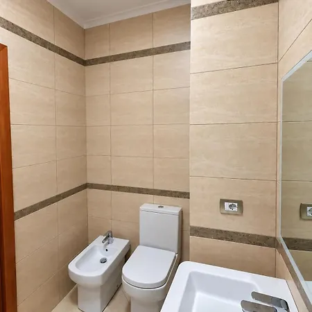 Daire Sky Six - 2br Balcony - Steps From Center
