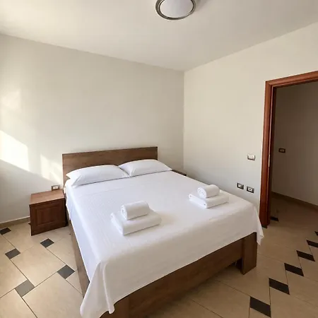Sky Six - 2br Balcony - Steps From Center Daire