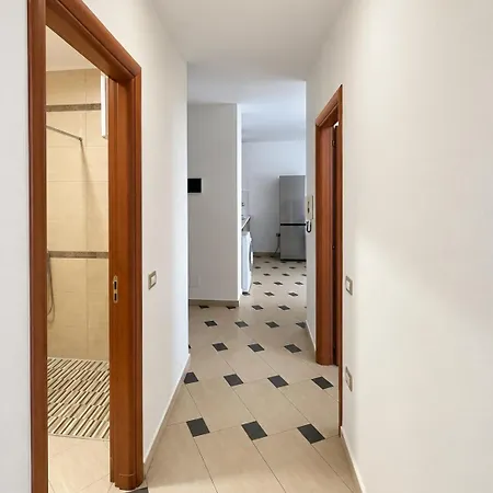 Daire Sky Six - 2br Balcony - Steps From Center