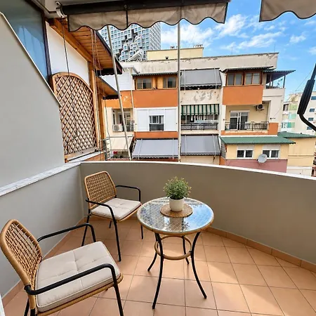 Daire Sky Six - 2br Balcony - Steps From Center
