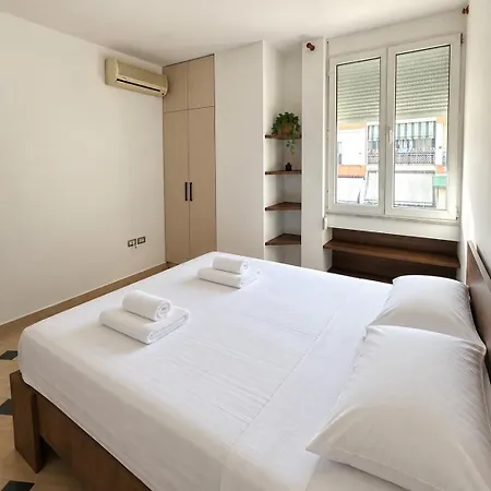Sky Six - 2br Balcony - Steps From Center Daire Tiran