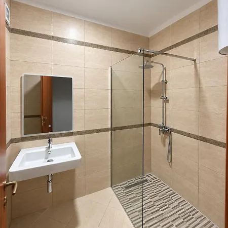 Daire Sky Six - 2br Balcony - Steps From Center Tiran
