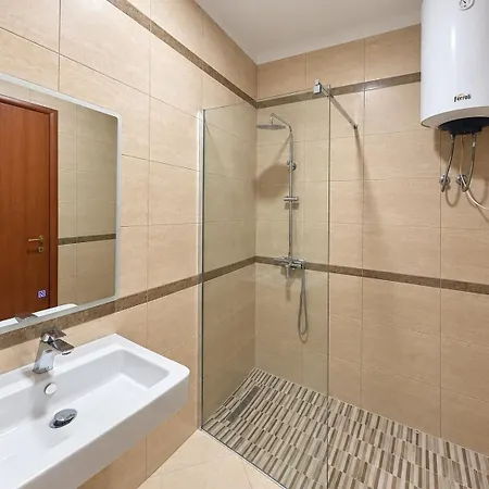 Sky Six - 2br Balcony - Steps From Center Daire Tiran