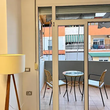 Sky Six - 2br Balcony - Steps From Center Daire