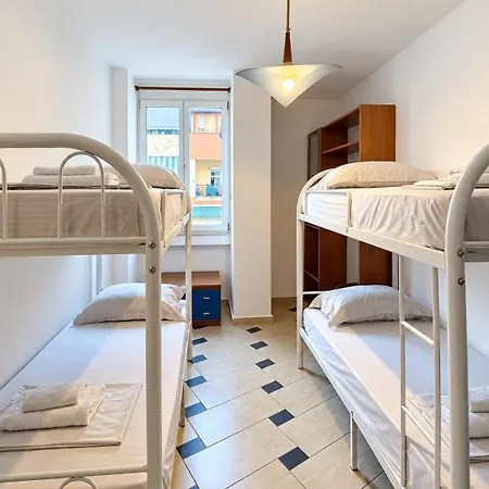 Daire Sky Six - 2br Balcony - Steps From Center