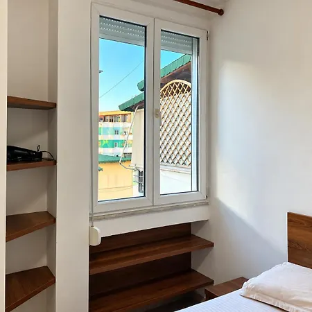 Sky Six - 2br Balcony - Steps From Center Daire