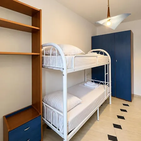 Daire Sky Six - 2br Balcony - Steps From Center