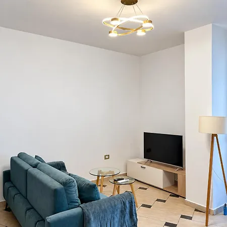 Daire Sky Six - 2br Balcony - Steps From Center