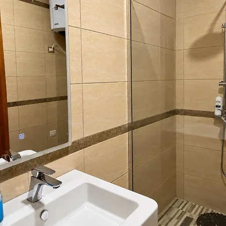 Daire Sky Six - 2br Balcony - Steps From Center