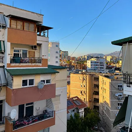 Sky Six - 2br Balcony - Steps From Center Daire Tiran