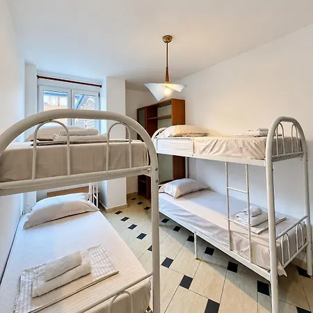 Sky Six - 2br Balcony - Steps From Center Daire *