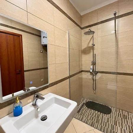 Sky Six - 2br Balcony - Steps From Center Daire