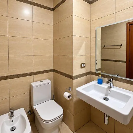 Sky Six - 2br Balcony - Steps From Center Daire